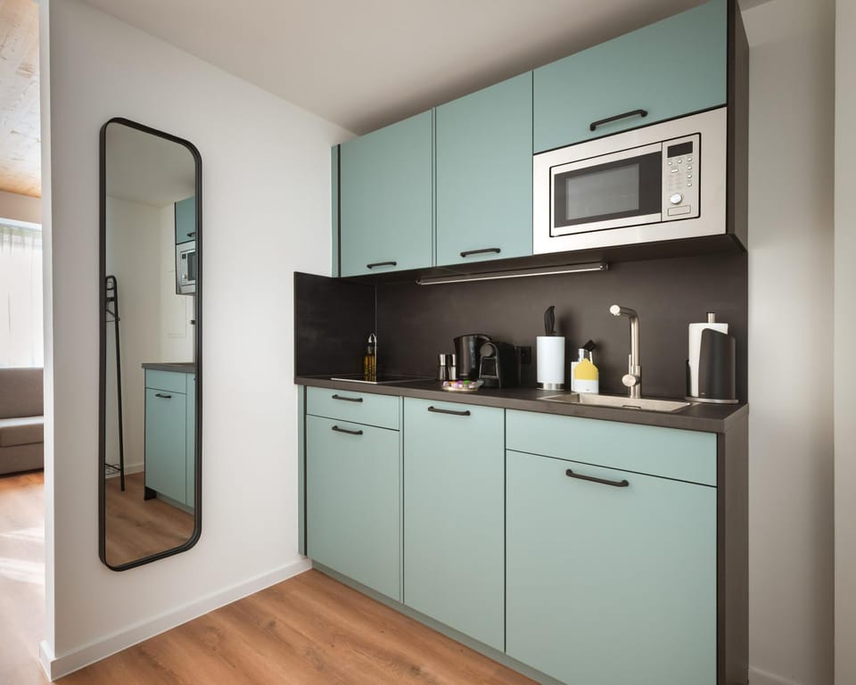 Coffee/tea facilities, Kitchen or kitchenette, stove