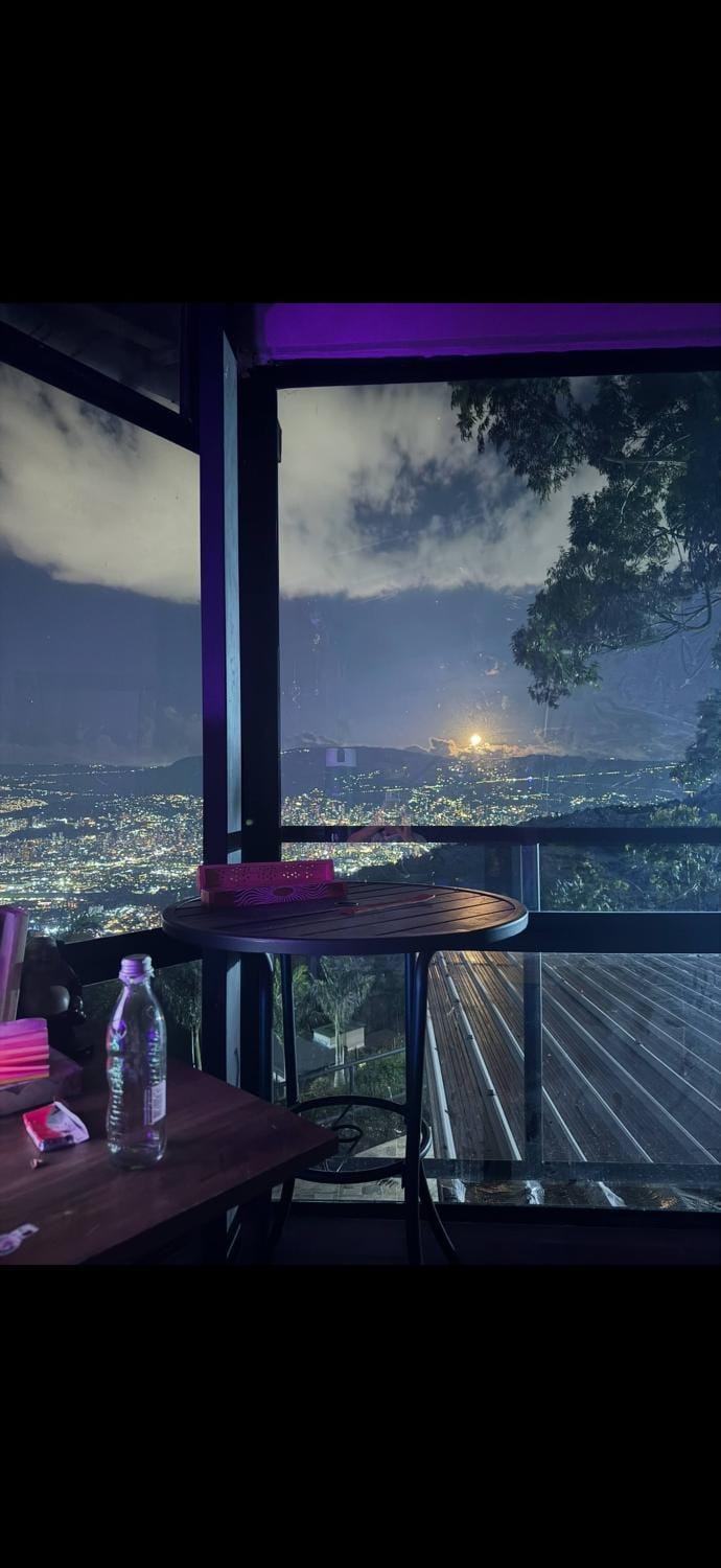 Restaurant/places to eat, Coffee/tea facilities, Food and drinks, Dining area, Drinks