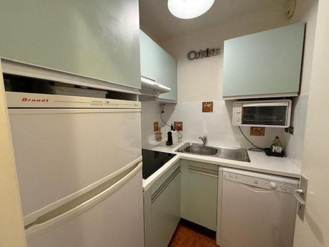 Kitchen or kitchenette, dishwasher, stove