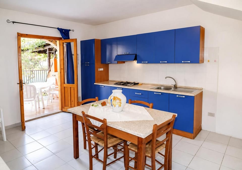 Kitchen or kitchenette, Dining area, stove