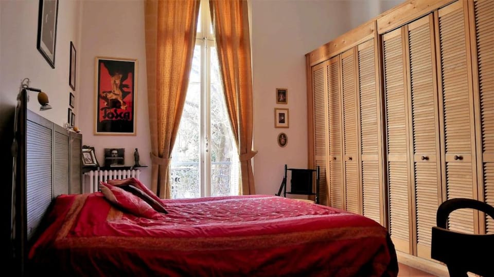 Opera-style apartment Downtown Maison Carré Apartment in Nimes