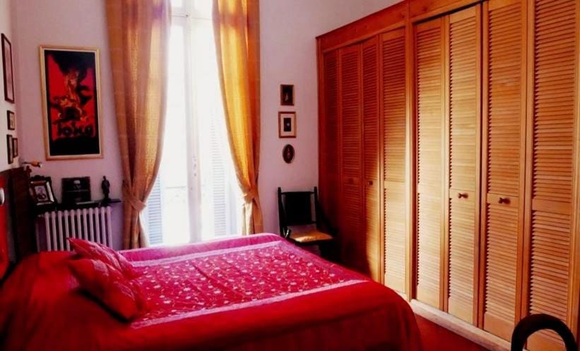Opera-style apartment Downtown Maison Carré Apartment in Nimes