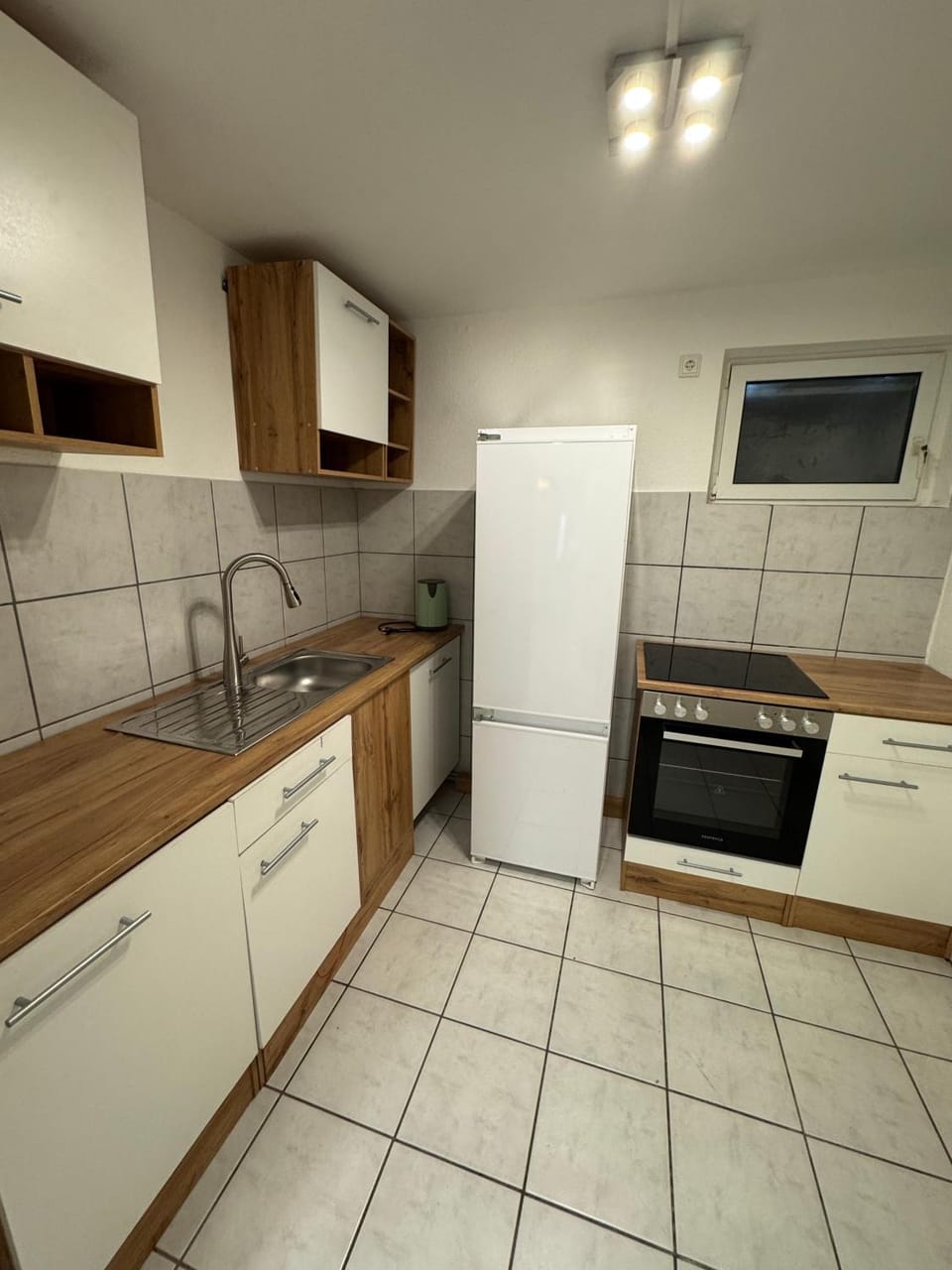 Kitchen or kitchenette, dishwasher, oven