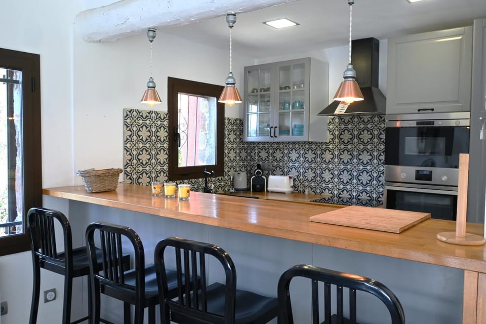 Kitchen or kitchenette, Dining area, stove