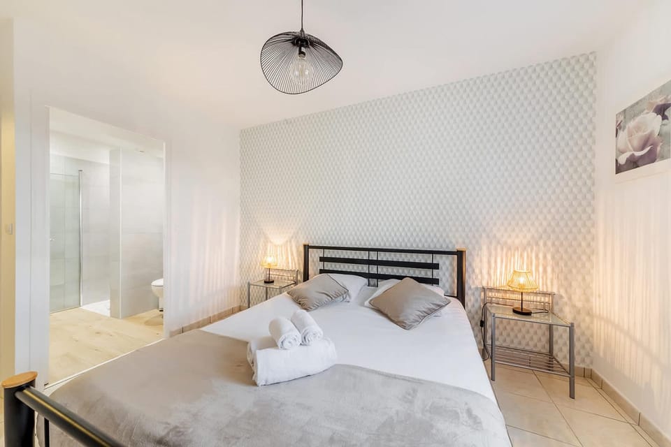 Bed, Photo of the whole room, Bedroom, towels