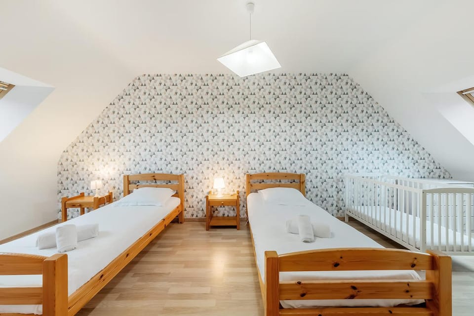 Bed, Photo of the whole room, Bedroom, towels