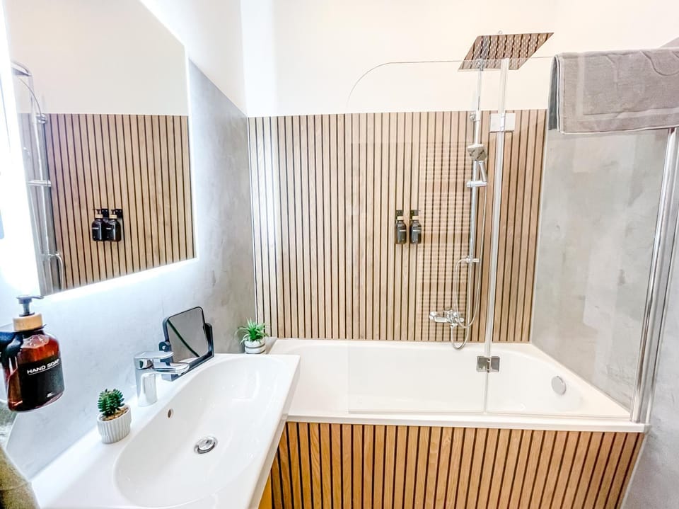 Bathroom, Bath, towels
