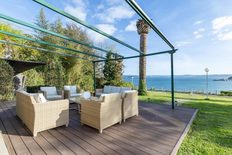 Property building, Balcony/Terrace, Living room