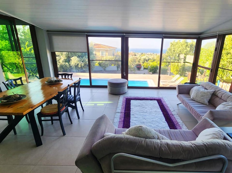 Balcony/Terrace, Seating area, Dining area, Pool view