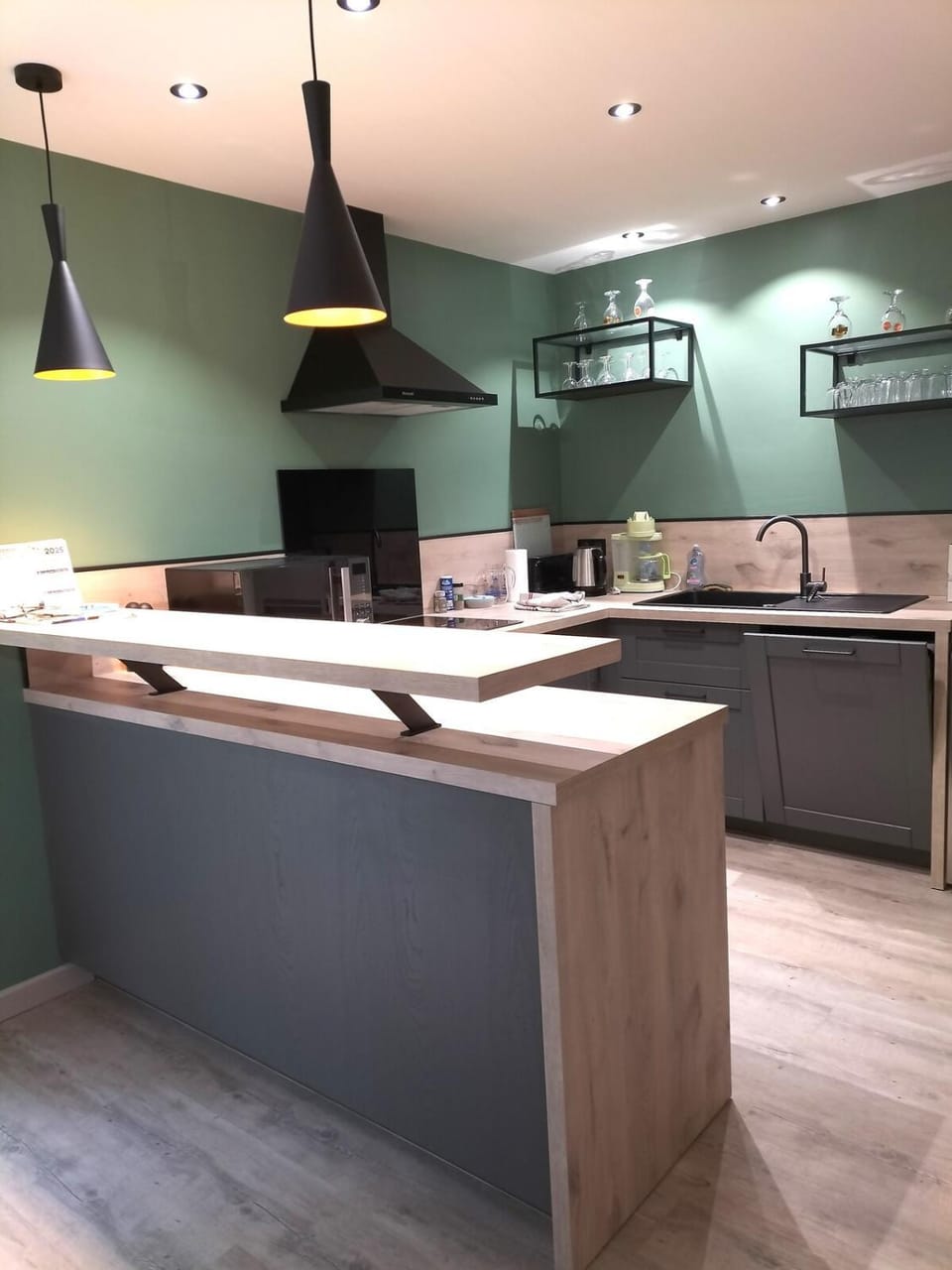 Coffee/tea facilities, dishwasher, microwave, oven, stove, kitchen