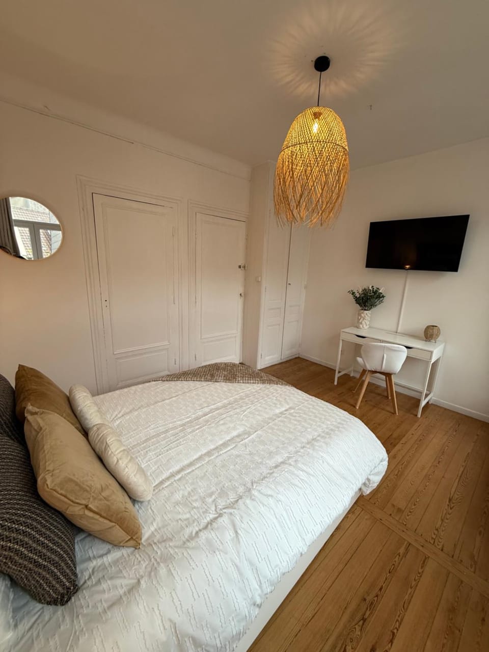 Bed, TV and multimedia, Bedroom