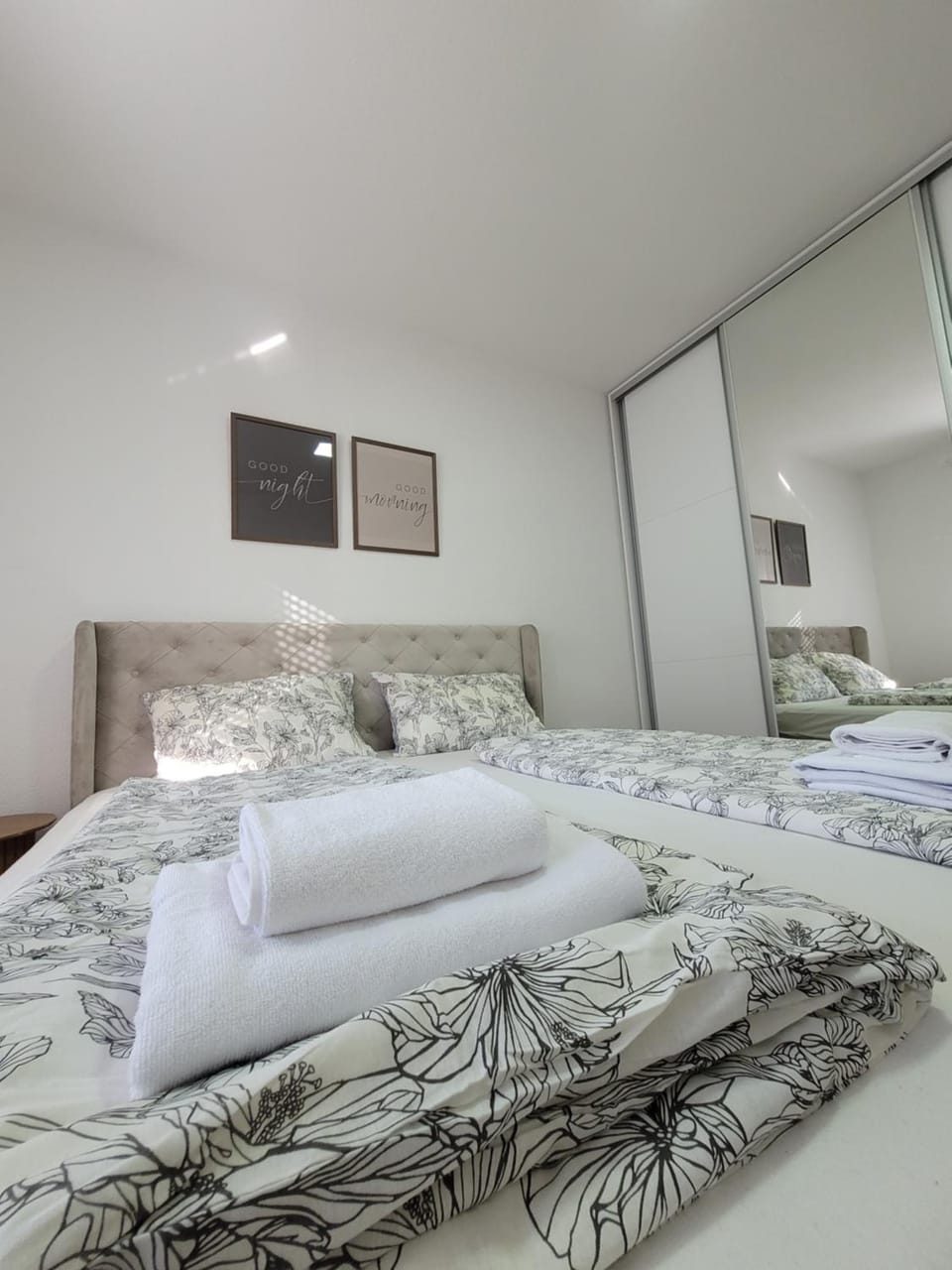 Bed, Bedroom, towels