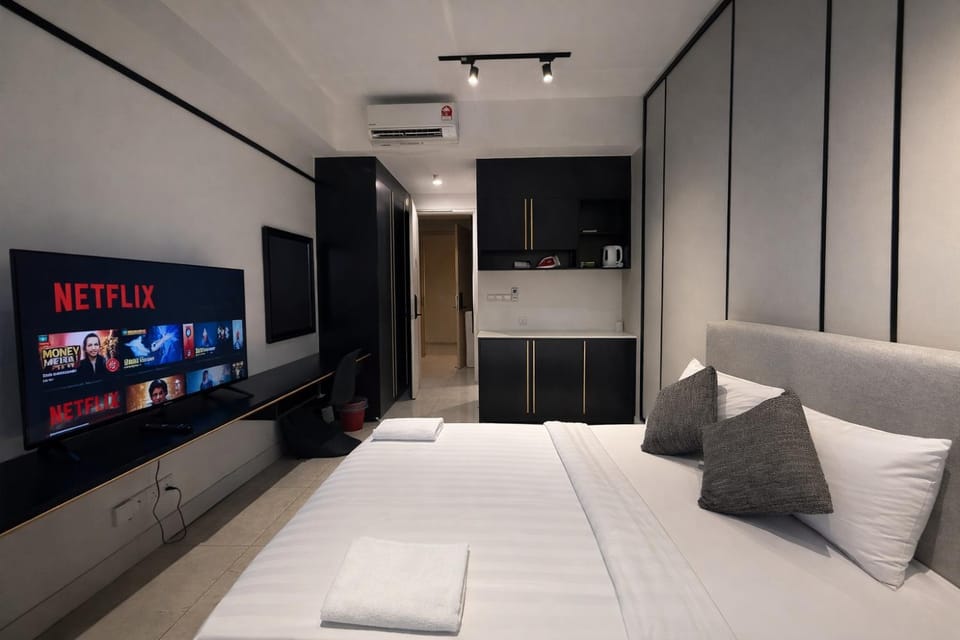 Communal lounge/ TV room, Bed, TV and multimedia, Living room, Photo of the whole room, Seating area, Evening entertainment, Bedroom, wardrobe, air conditioner