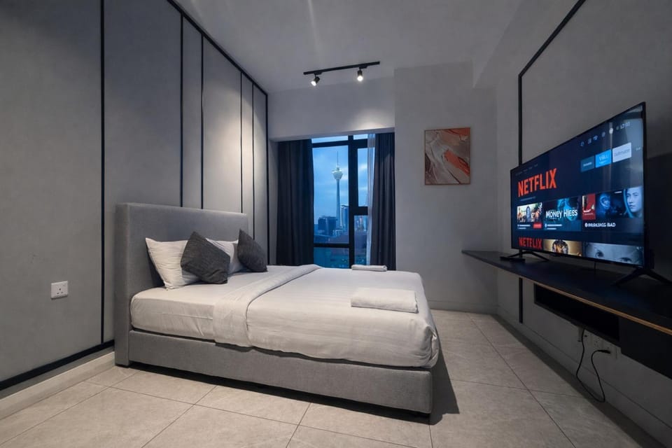 Bed, TV and multimedia, Photo of the whole room, Bedroom