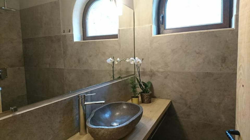 ESTIVA - Le Loft du Hobbit - Piscine, Spa, Nature House in Auvergne-Rhône-Alpes