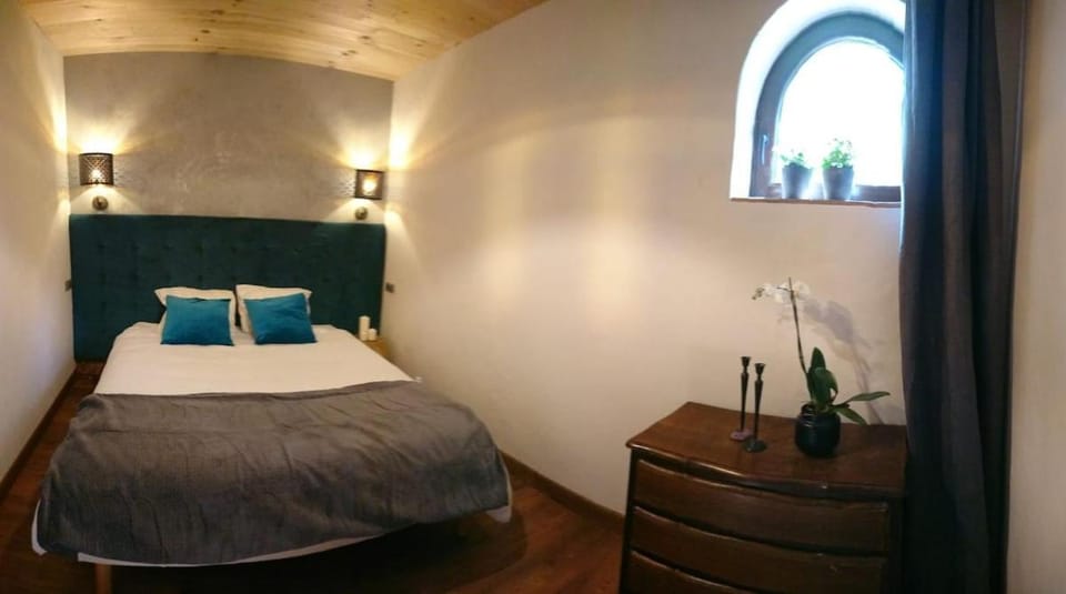 ESTIVA - Le Loft du Hobbit - Piscine, Spa, Nature House in Auvergne-Rhône-Alpes