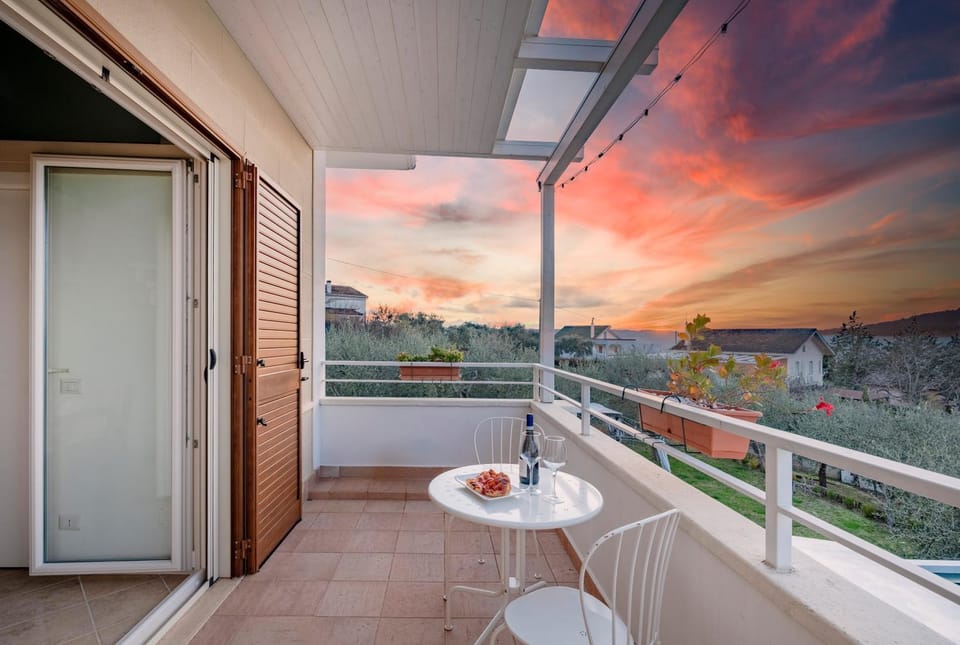 Property building, Natural landscape, Balcony/Terrace, Balcony/Terrace, Photo of the whole room