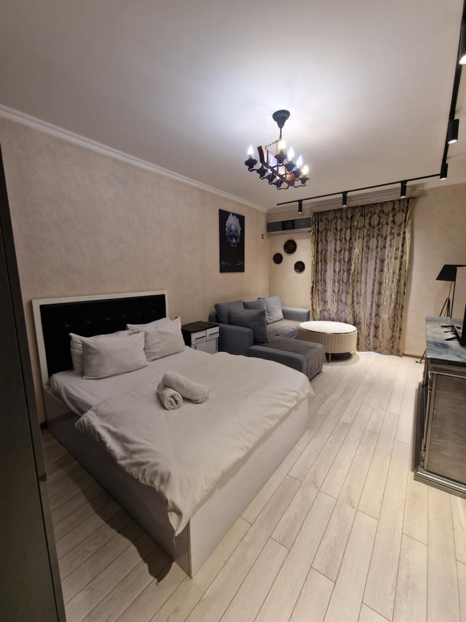 Bed, TV and multimedia, Living room, Photo of the whole room, Seating area, Bedroom, towels