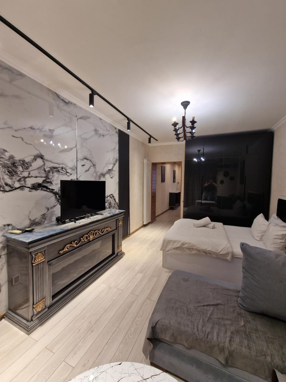 Communal lounge/ TV room, Bed, TV and multimedia, Living room, Photo of the whole room, Seating area, Evening entertainment, Bedroom