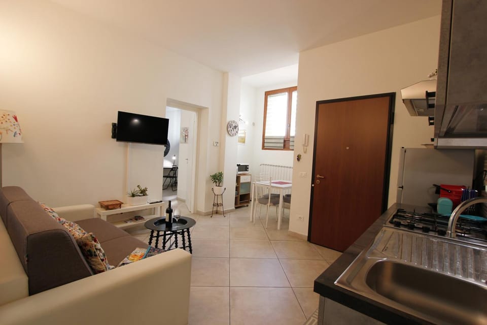 Kitchen or kitchenette, Living room, Seating area, Dining area