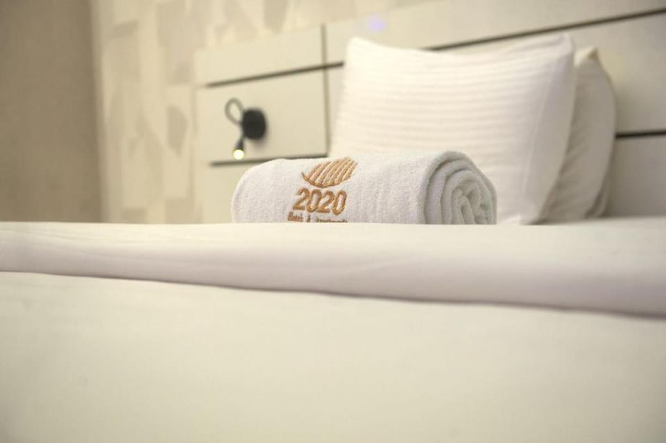 Photo of the whole room, Bedroom, towels