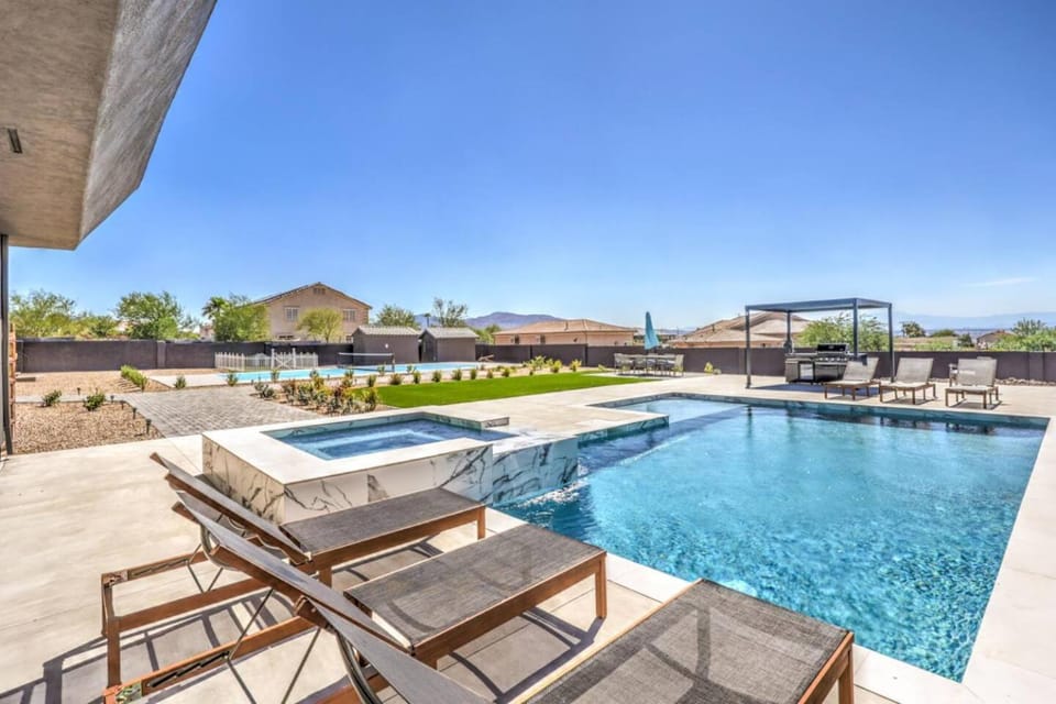 CIELO - Modern Vegas Pool Oasis, Spa, Pickleball Villa in Henderson