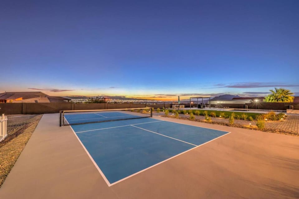 CIELO - Modern Vegas Pool Oasis, Spa, Pickleball Villa in Henderson