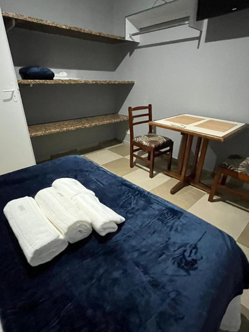 Bed, TV and multimedia, Photo of the whole room, Dining area, Bedroom, locker, towels, air conditioner