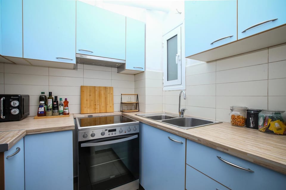 Coffee/tea facilities, Kitchen or kitchenette, oven, stove