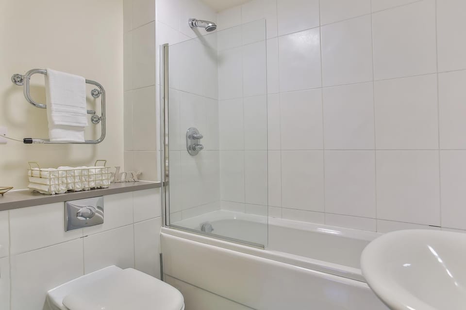Shower, Toilet, Bathroom, towels