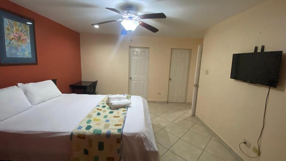 paradise single ,Double apartment & Queen single room with bathroom & pool Apartment in San Pedro
