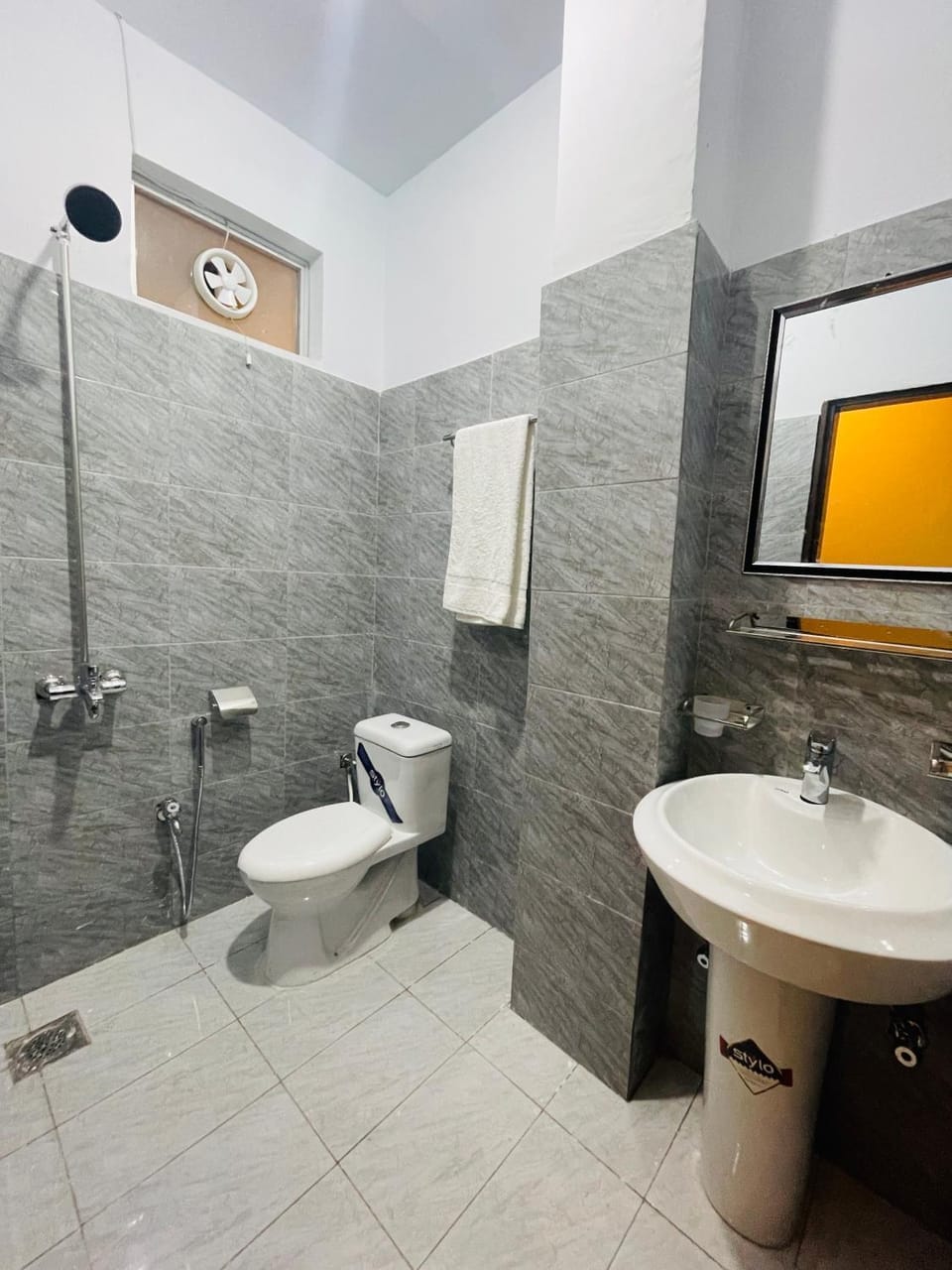 Shower, Toilet, Bathroom, towels