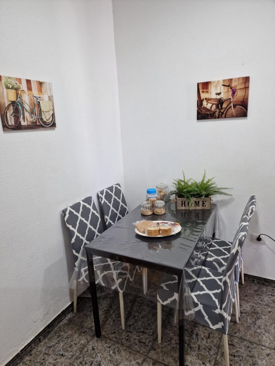 Food and drinks, Dining area, Food