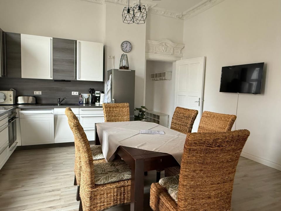 Seating area, Dining area