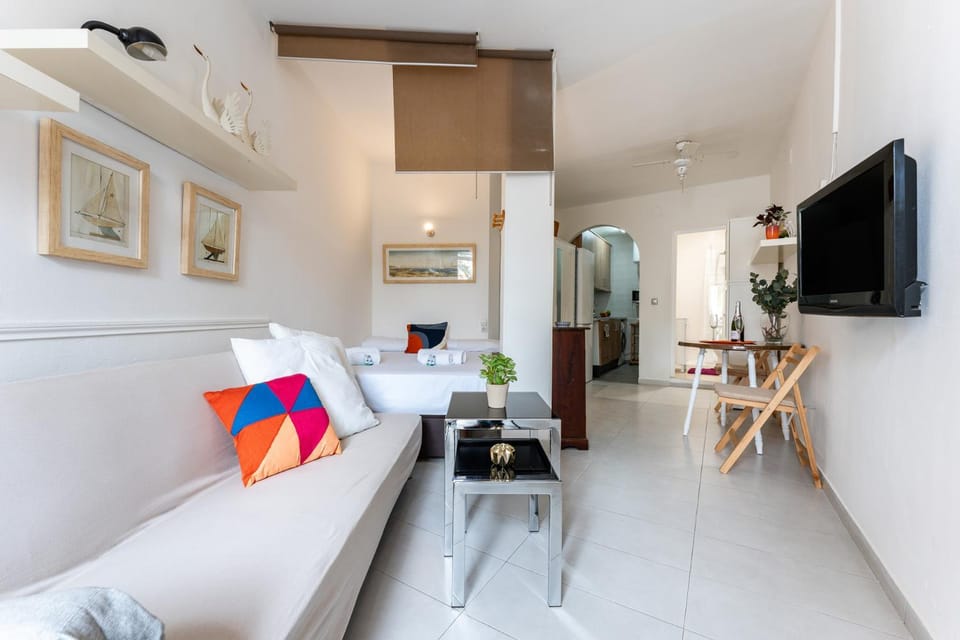 Bed, TV and multimedia, Living room, Photo of the whole room, Dining area, Bedroom