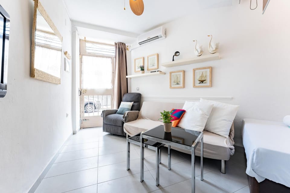 Bed, Living room, Photo of the whole room, Bedroom, air conditioner