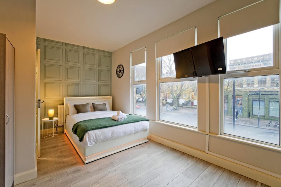 Bed, TV and multimedia, Bedroom