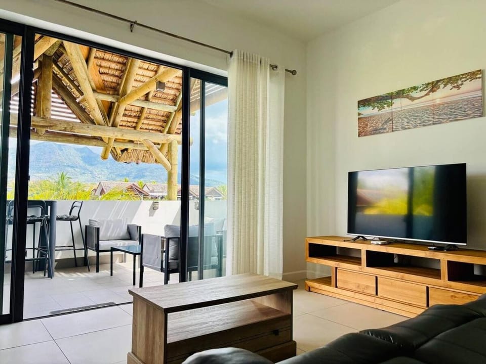Natural landscape, TV and multimedia, Living room, Seating area, Lake view, Mountain view, Sea view, internet