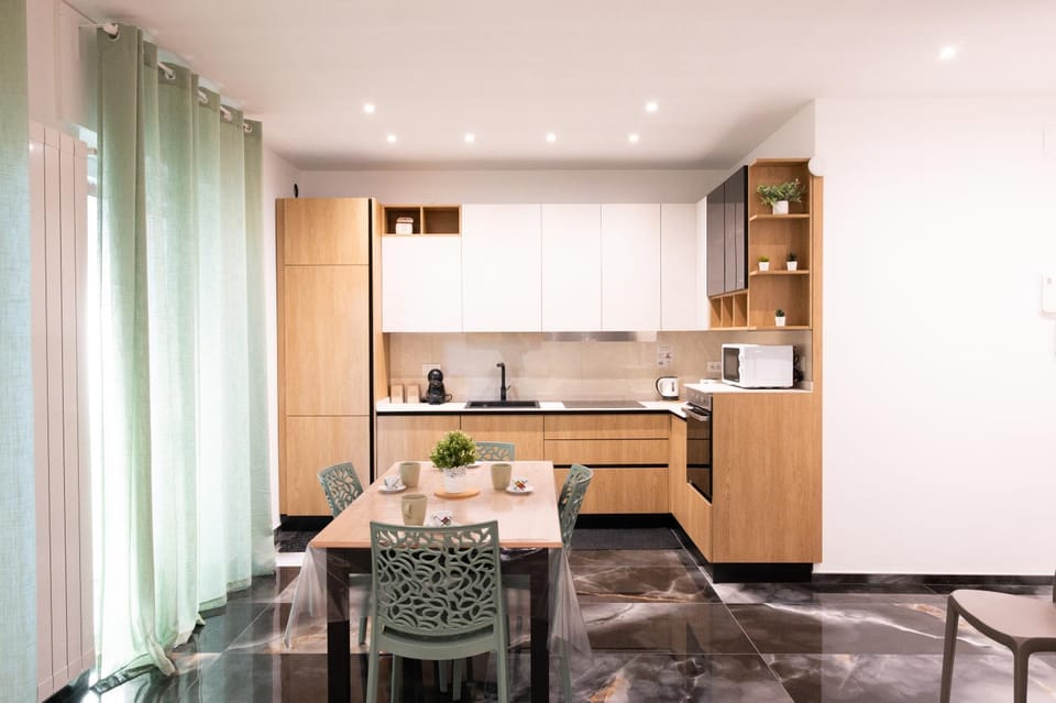 Kitchen or kitchenette, Dining area, oven, stove