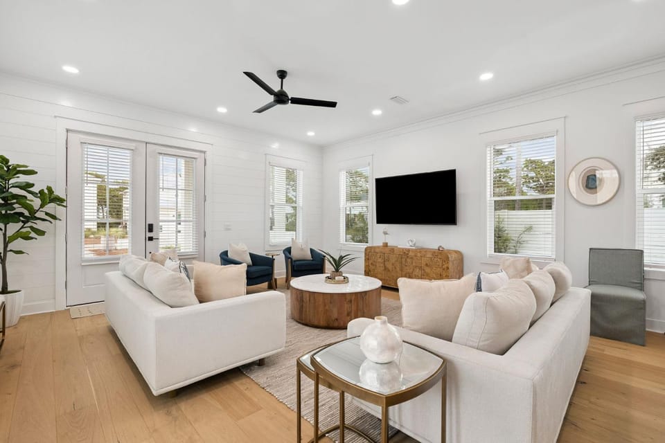 TV and multimedia, Living room, Pets