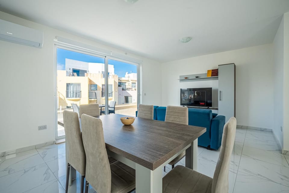 TV and multimedia, Living room, Dining area, Evening entertainment