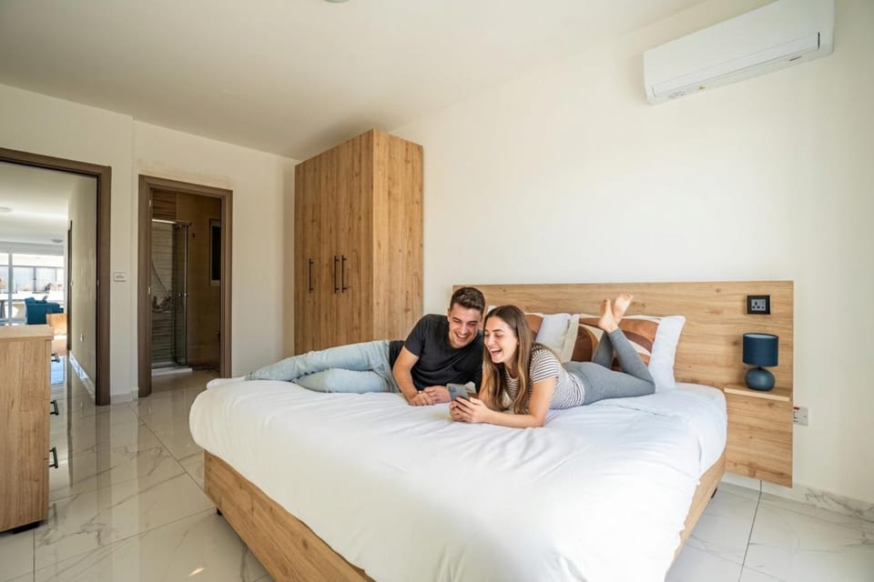 Bed, People, Photo of the whole room, Bedroom, Guests, group of guests, wardrobe, air conditioner