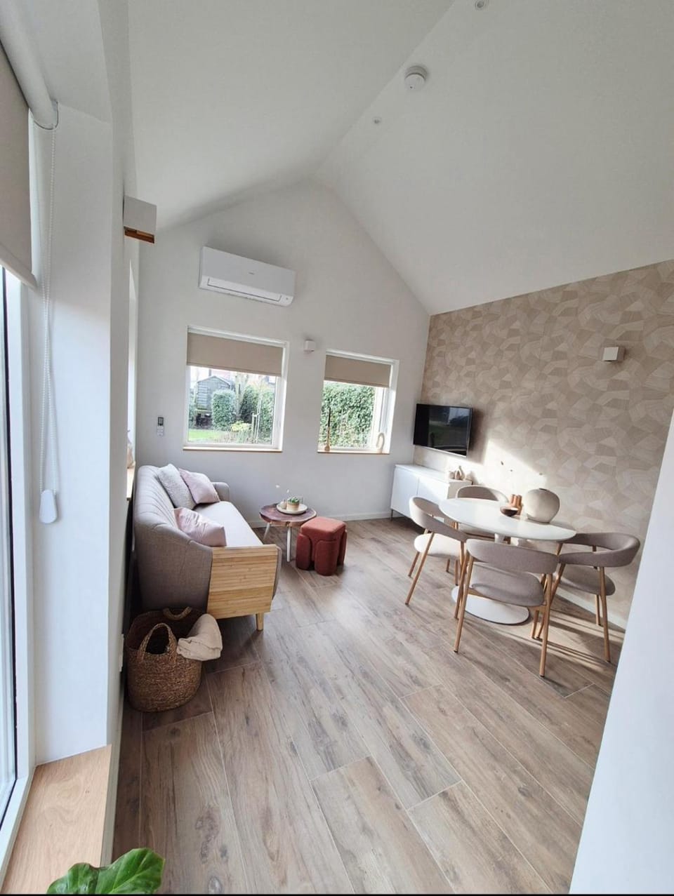 TV and multimedia, Seating area, Dining area