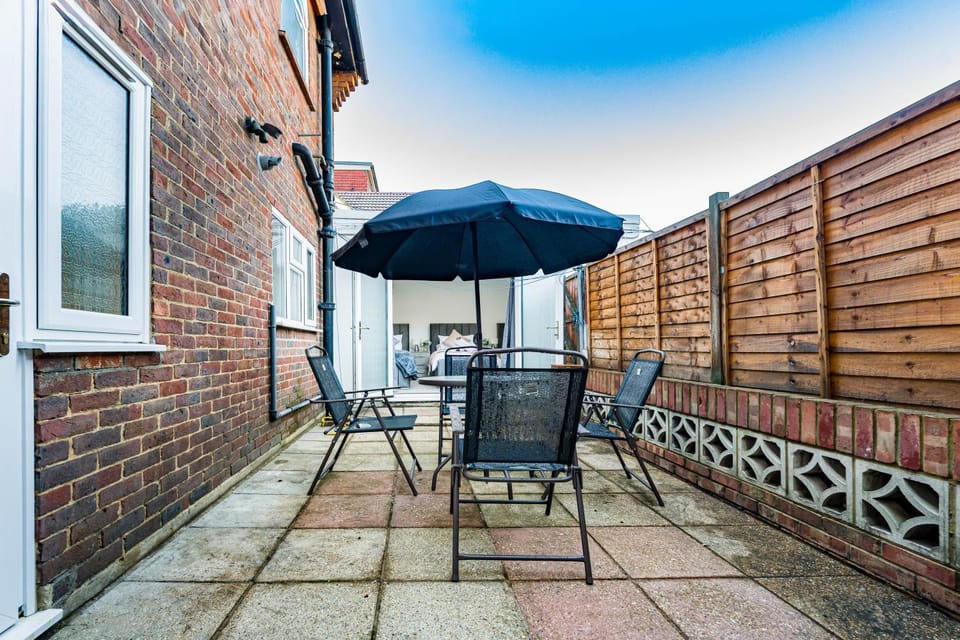 5mins From London Heathrow I Sleeps 15 I Parking for 2 Apartment in Hounslow