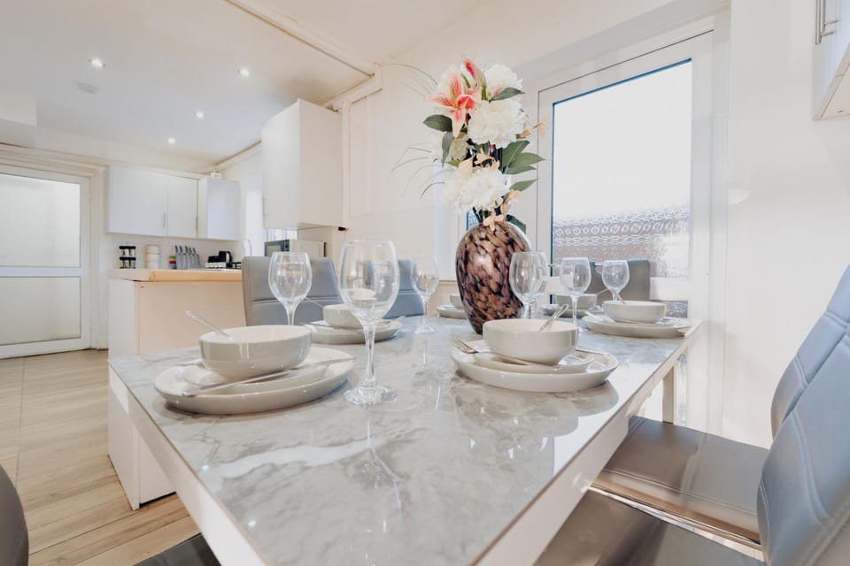 5mins From London Heathrow I Sleeps 15 I Parking for 2 Apartment in Hounslow