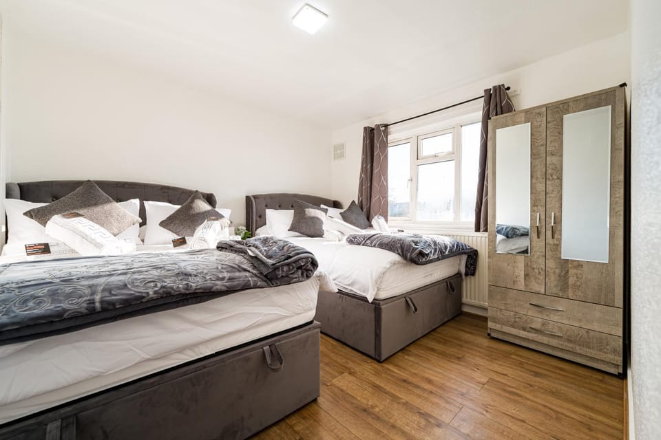 5mins From London Heathrow I Sleeps 15 I Parking for 2 Apartment in Hounslow