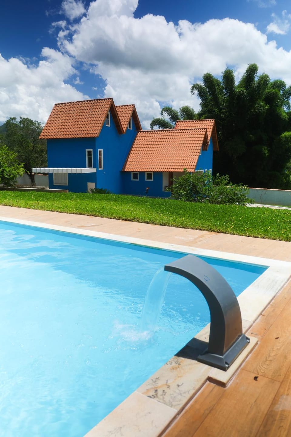 Property building, Day, Pool view, Swimming pool