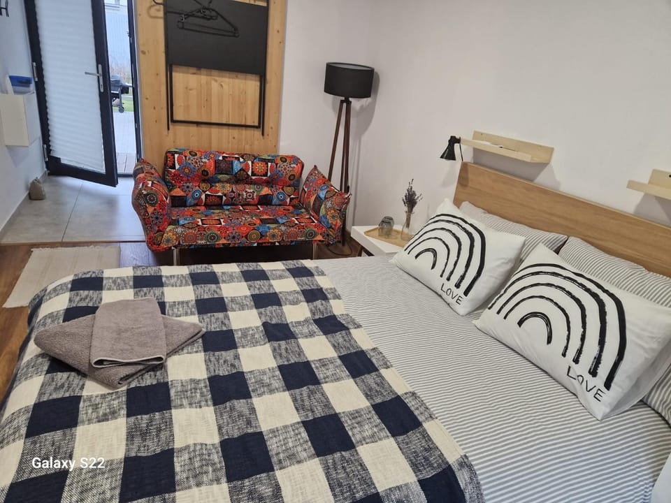 Georgia Tiny House - Hiperbara Livezeni Mures Bed and Breakfast in Romania