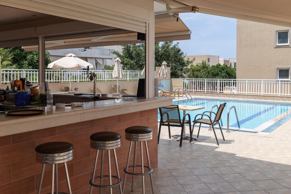 Restaurant/places to eat, Lounge or bar, Swimming pool