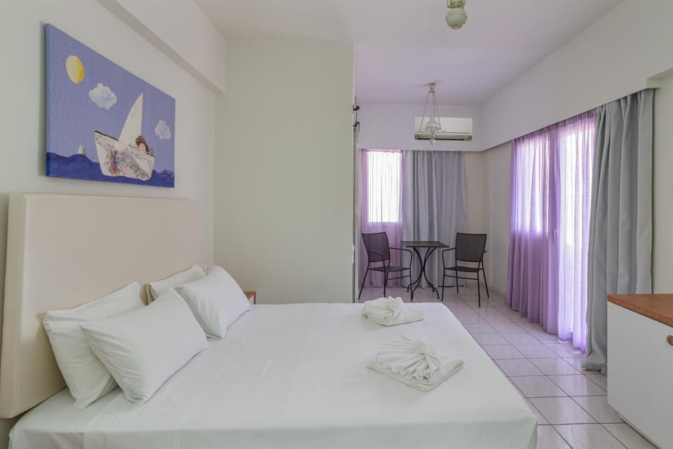 Bed, Photo of the whole room, towels